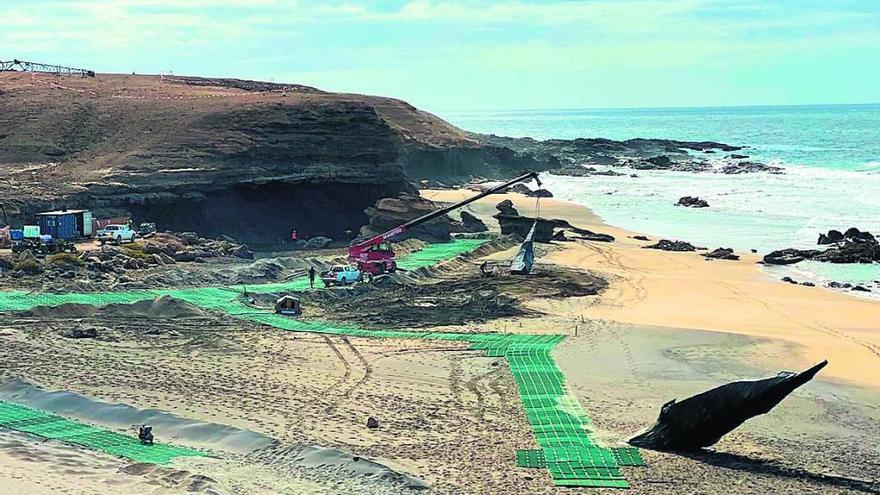 Imagen del decorado para el rodaje de una secuencia de la película &#039;Los Eternos&#039;, en la playa de La Solapa.