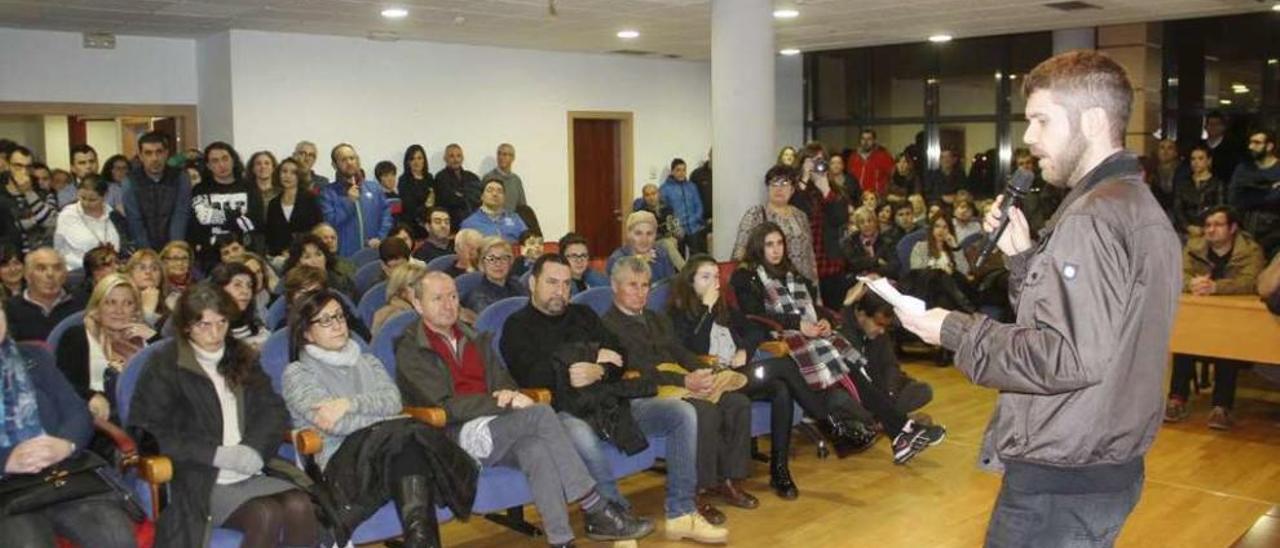 El salón de plenos se llenó para presenciar el estreno. // Santos Álvarez