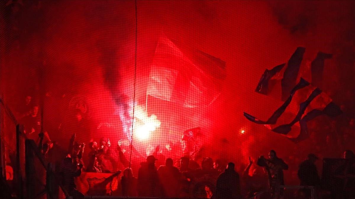 Los aficionados del Barça sacaron bengalas en la grada del estadio Olympique de Lyón.