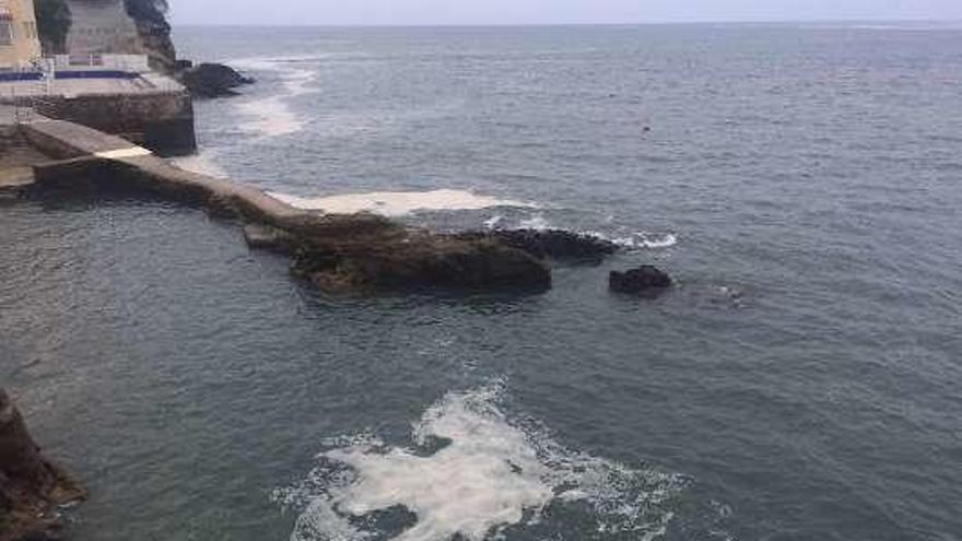 Manchas en el mar en Gijón, el pasado sábado.