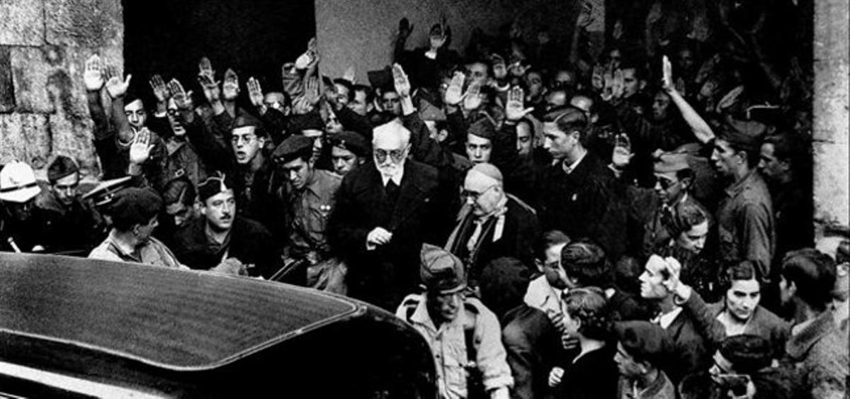 Miguel de Unamuno, en el centro con gafas y barba blanca, el 12 de octubre de 1936, tras arremeter en el Paraninfo de la Universidad de Salamanca contra el discurso de Millán Astray.