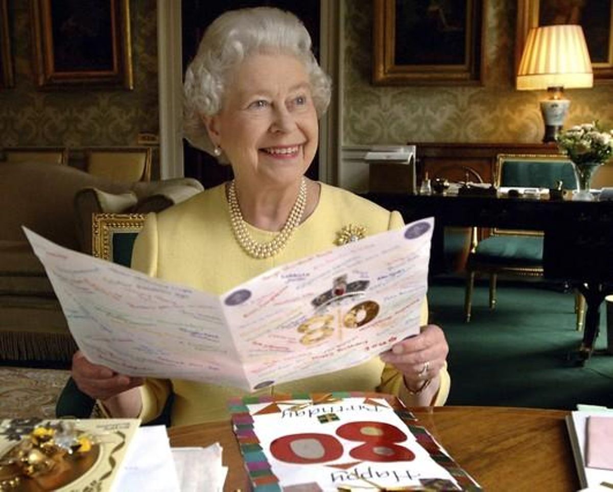 La reina Isabel II contempla una targeta de felicitació amb motiu del seu 80 aniversari.