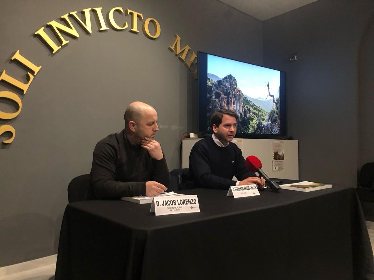 El coordinador de la antología, Jacob Lorenzo, y el alcalde de Cabra, Fernando Priego, en la presentación de la antología.
