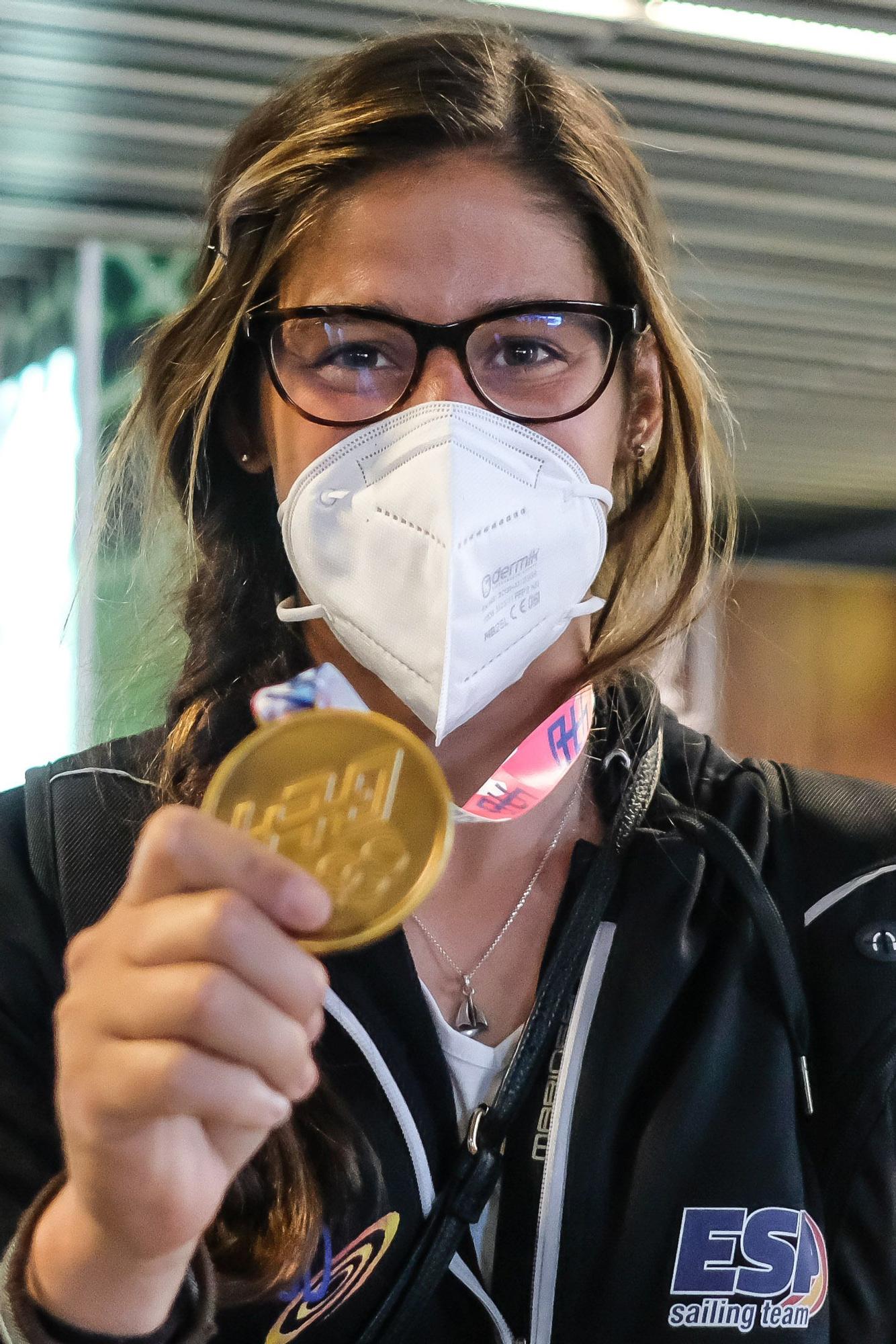 La regatista Patricia Cantero, campeonas del mundo de 470, a su llegada a Gran Canaria