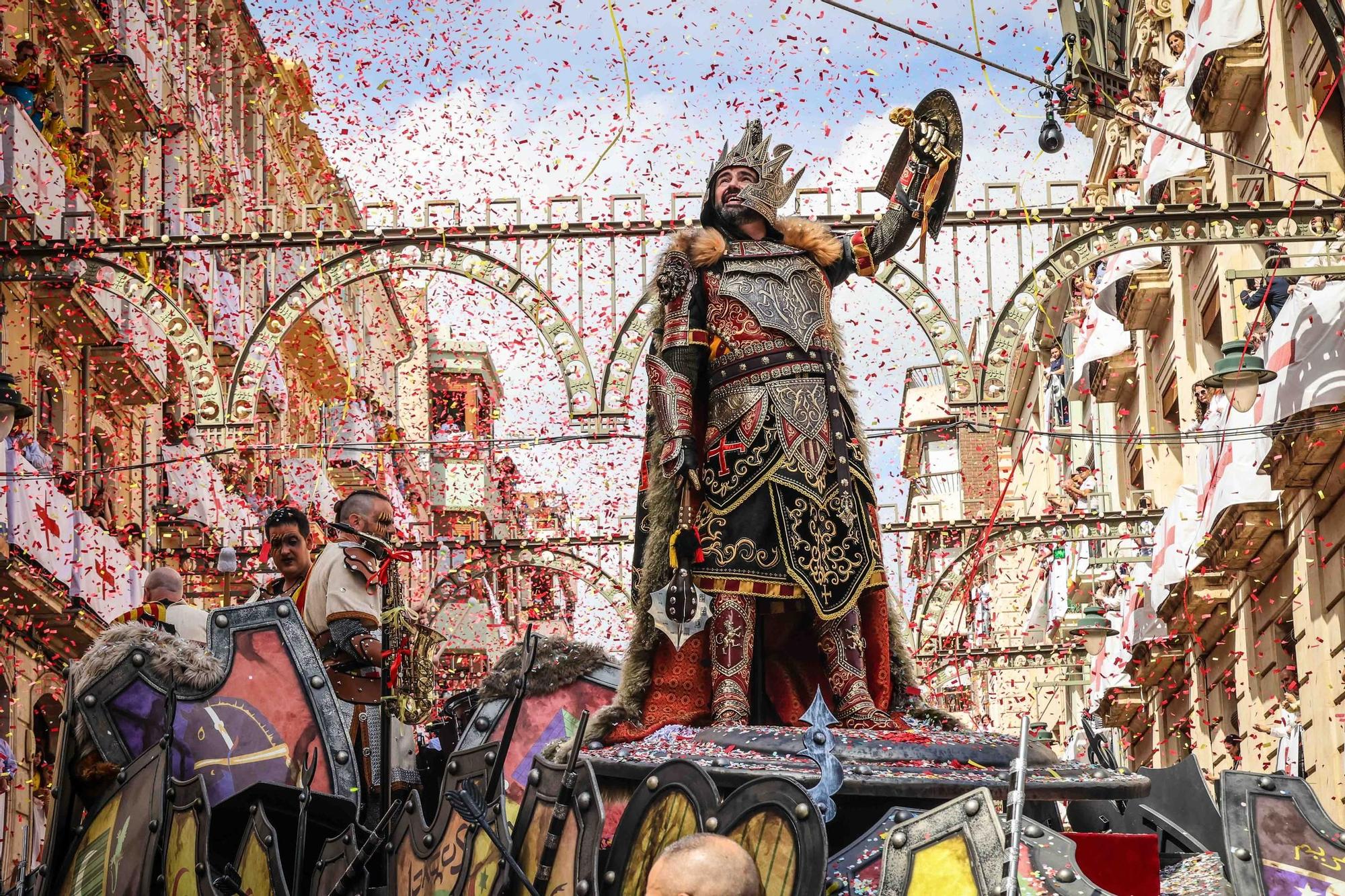 Alcoy se entrega al espectáculo de las tropas cristianas