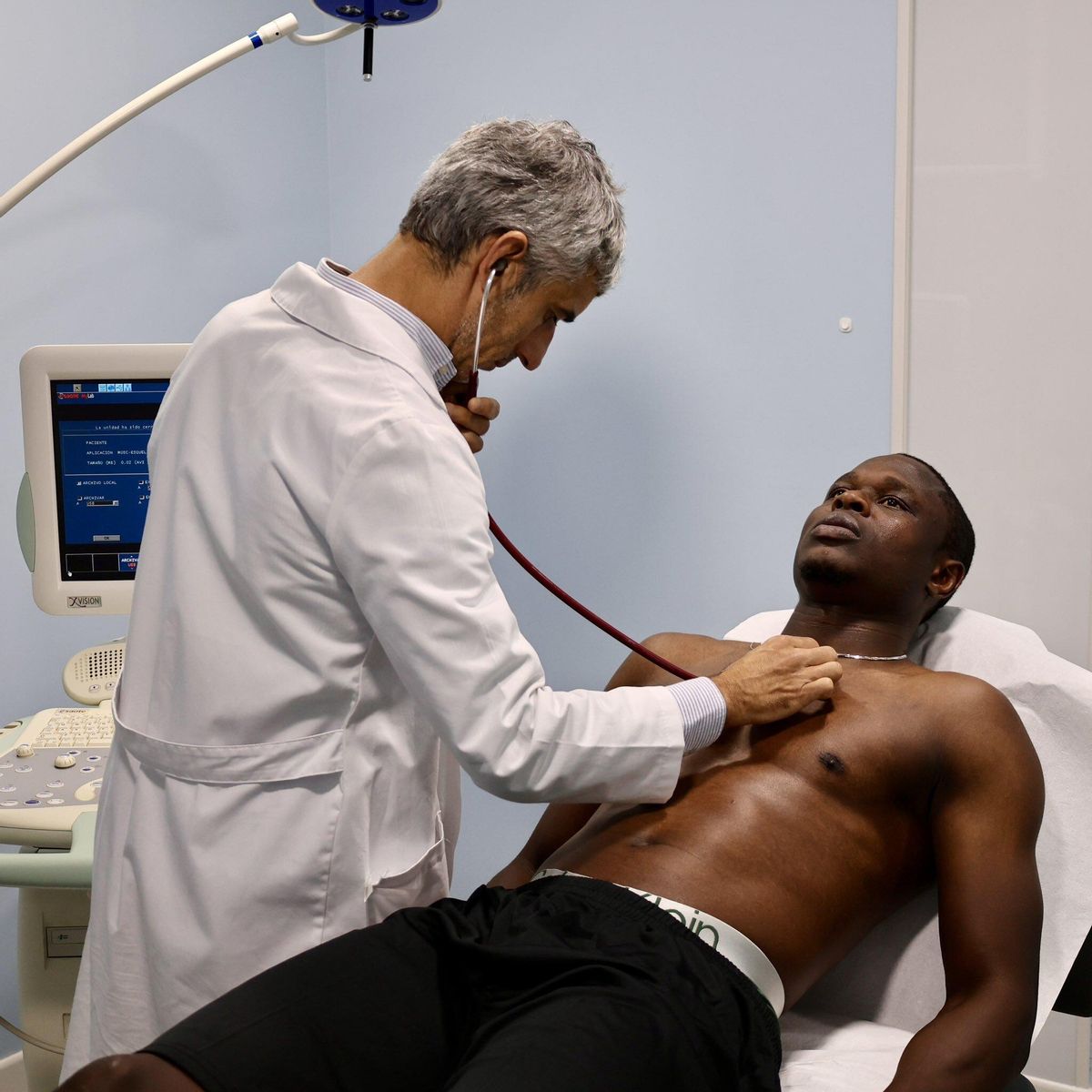 Fomeyem, durante su reconocimiento médico con el Córdoba CF, junto al doctor José Miguel Bretones.