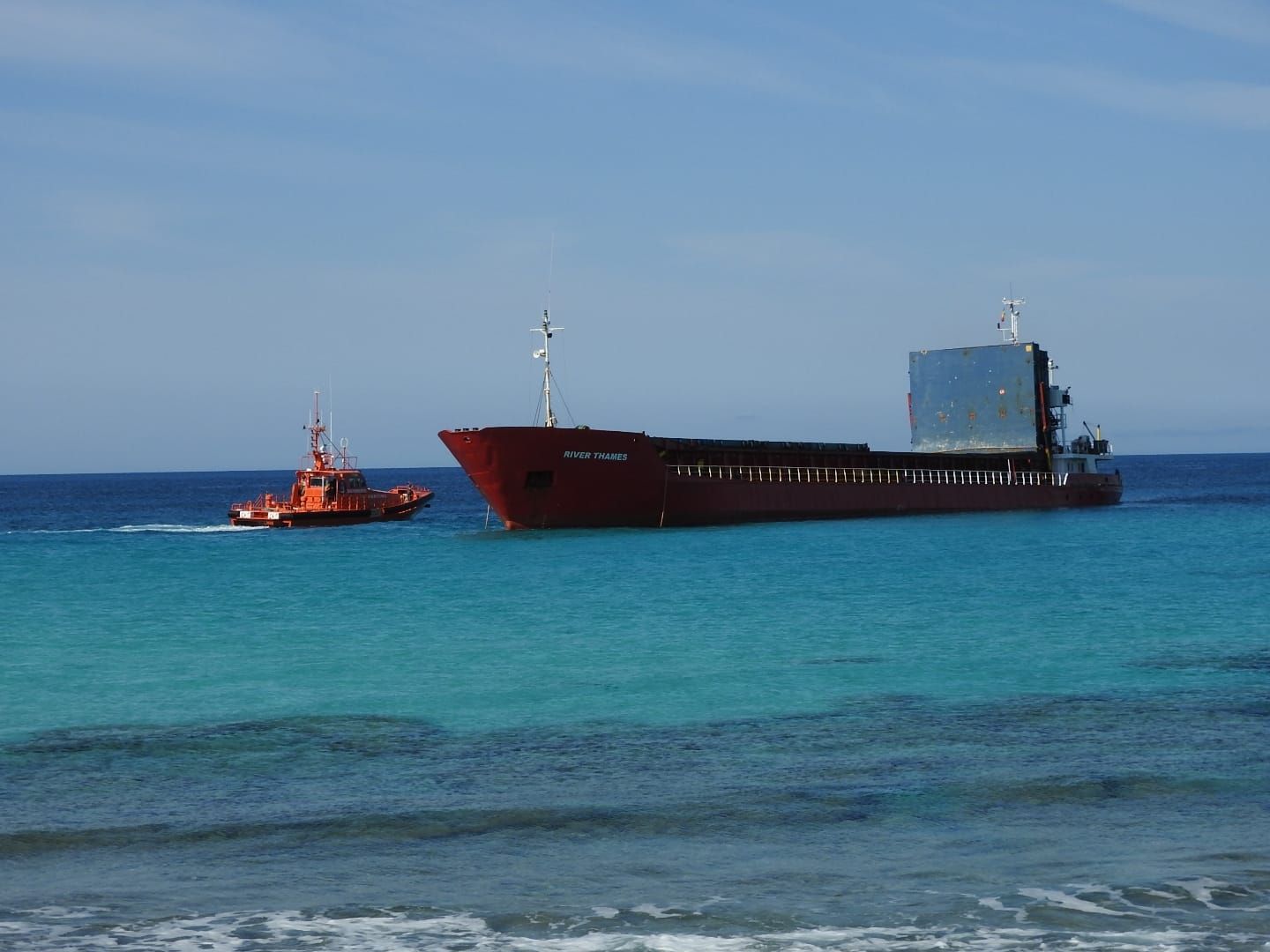 Un buque mercante encalla en una playa de Formentera