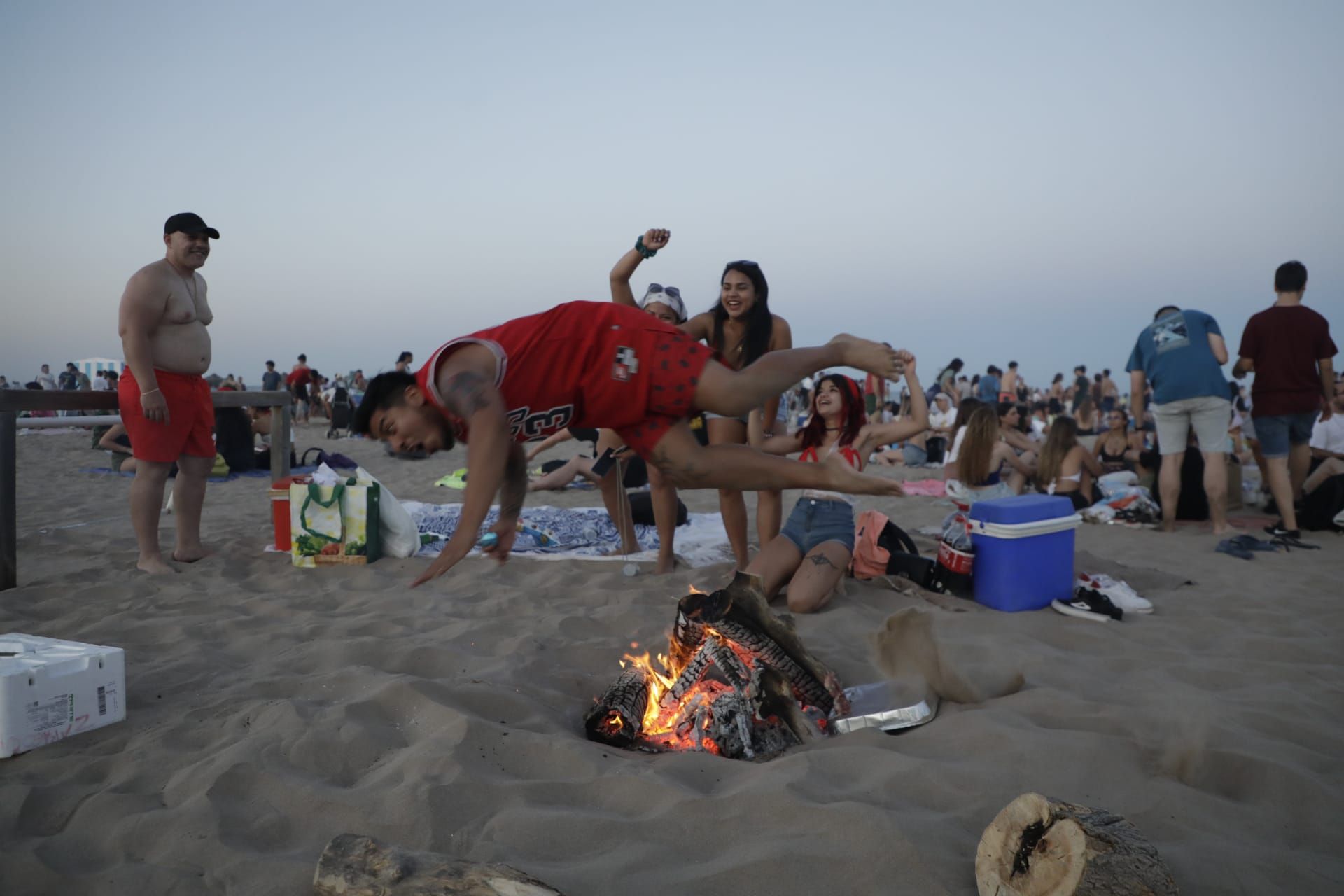 València inunda sus playas en el primer San Juan poscovid