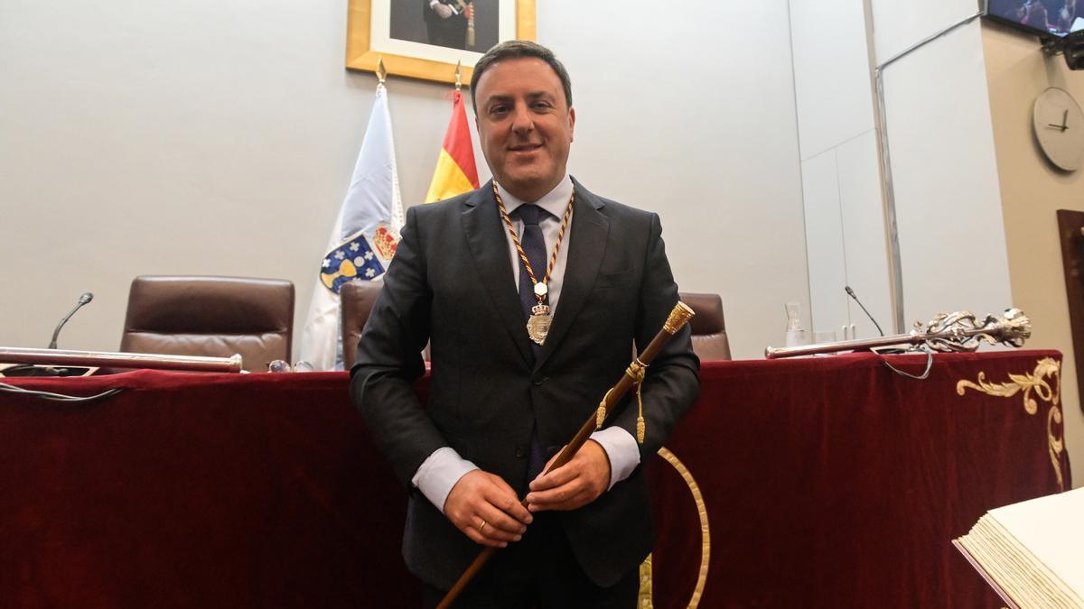 El reelegido presidente de la Diputación de A Coruña, Valentín González Formoso, con el bastón de mando de la institución