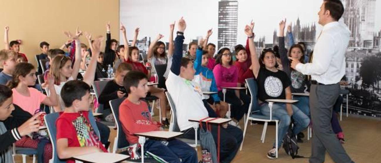 Detalles de la jornada en la EUIPO de los escolares del colegio El Palmeral de Alicante, en la que en todo momento se mostraron muy participativos.