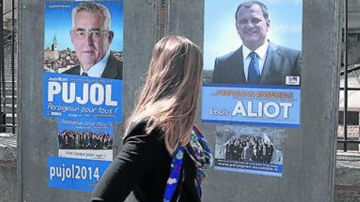 Campaña electoral 8 Carteles con los dos candidatos en liza para la segunda vuelta en Perpinyà.