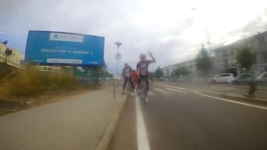 Peligroso adelantamiento de un camión a unos ciclistas en Badajoz