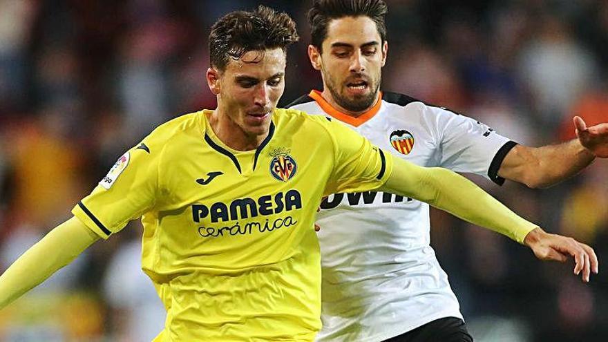 El &#039;4&#039; groguet pugna un balón con Sobrino en el derbi ante el Valencia.