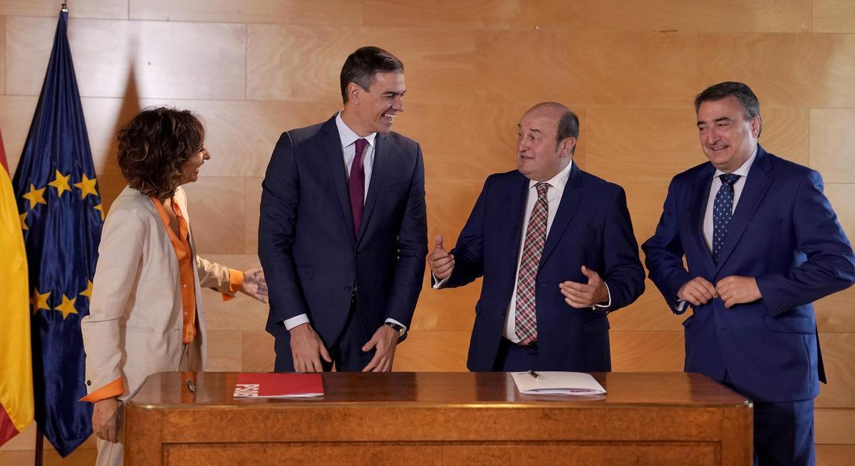 Pedro Sánchez (PSOE) y Andoni Ortuzar (PNV) firman el acuerdo para la investidura en el Congreso de los Diputados