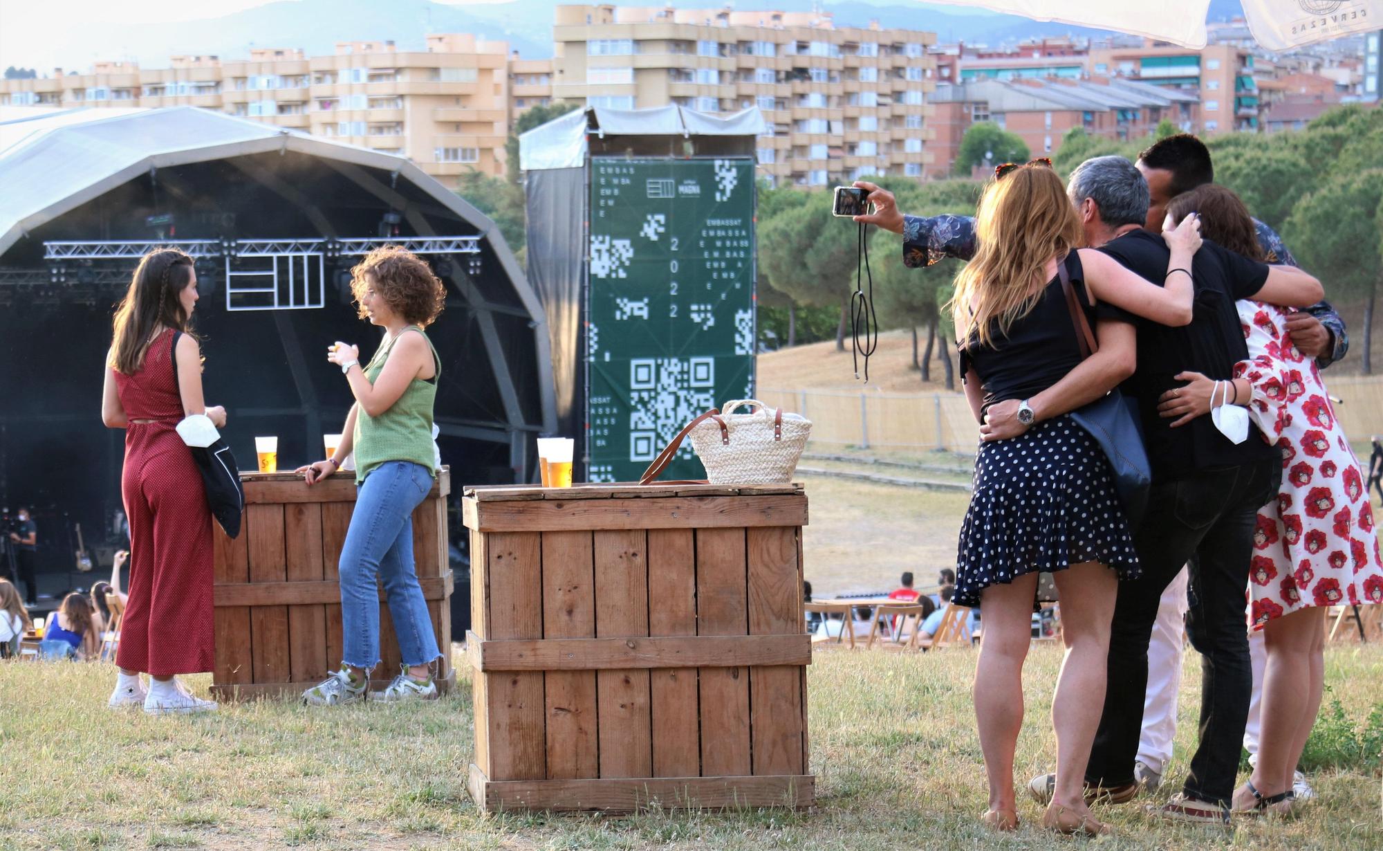 Asistentes al Festival Embassa't de Sabadell haciéndose una foto el 10 de junio de 2021