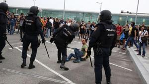 Policías y manifestantes en acciones de Tsunami en el aeropuerto