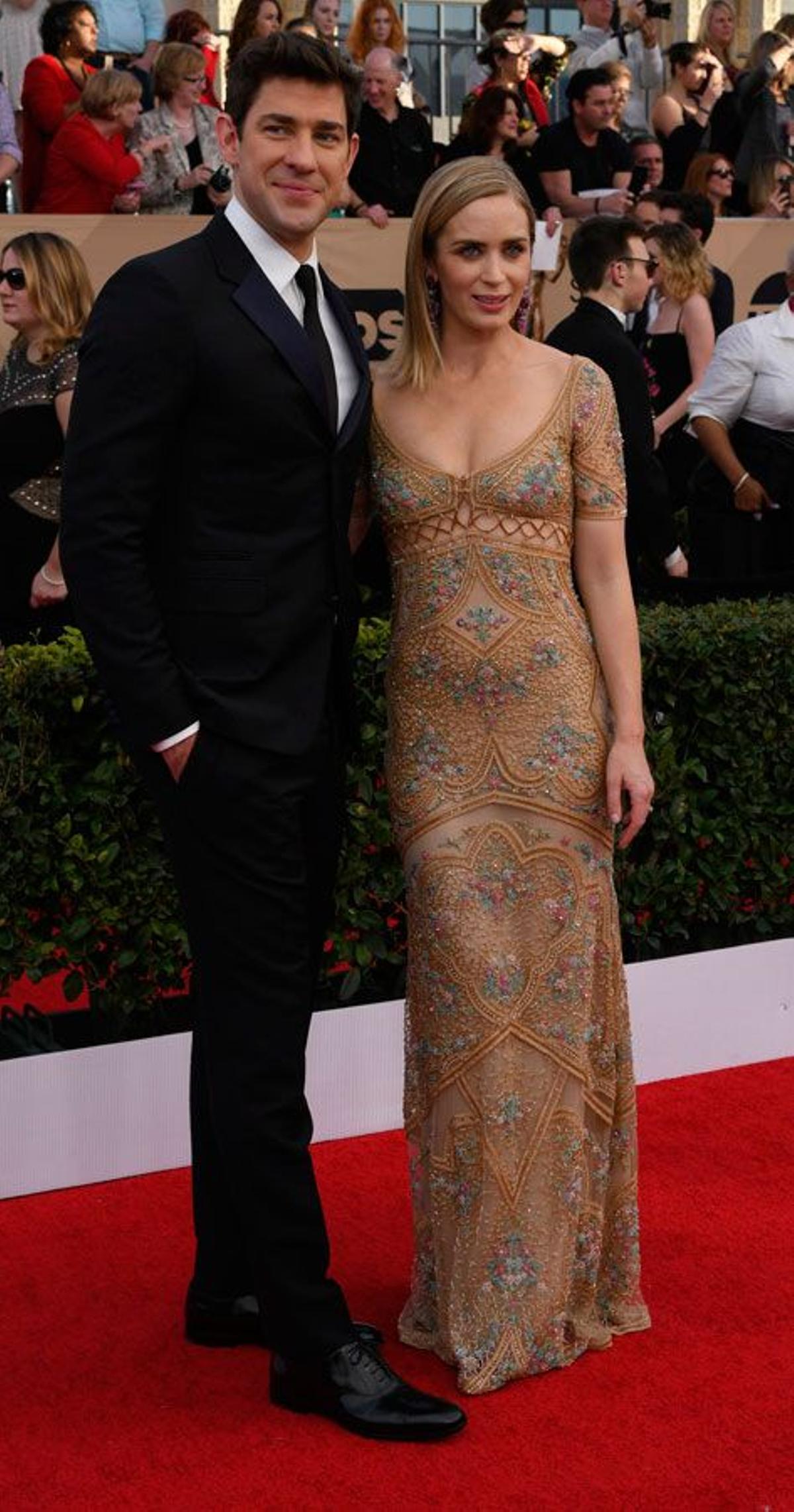 Emily Blunt de Roberto Cavalli en los SAG Awards 2017 junto a John Krasinki