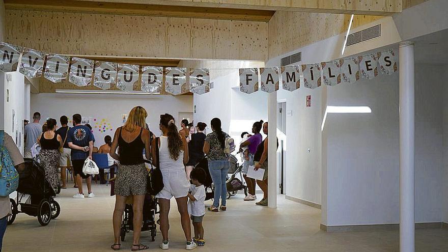 Bienvenida a las familias en la ‘escoleta’ Peralta. | FOTOS: AYUNTAMIENTO DE SANTA EULÀRIA