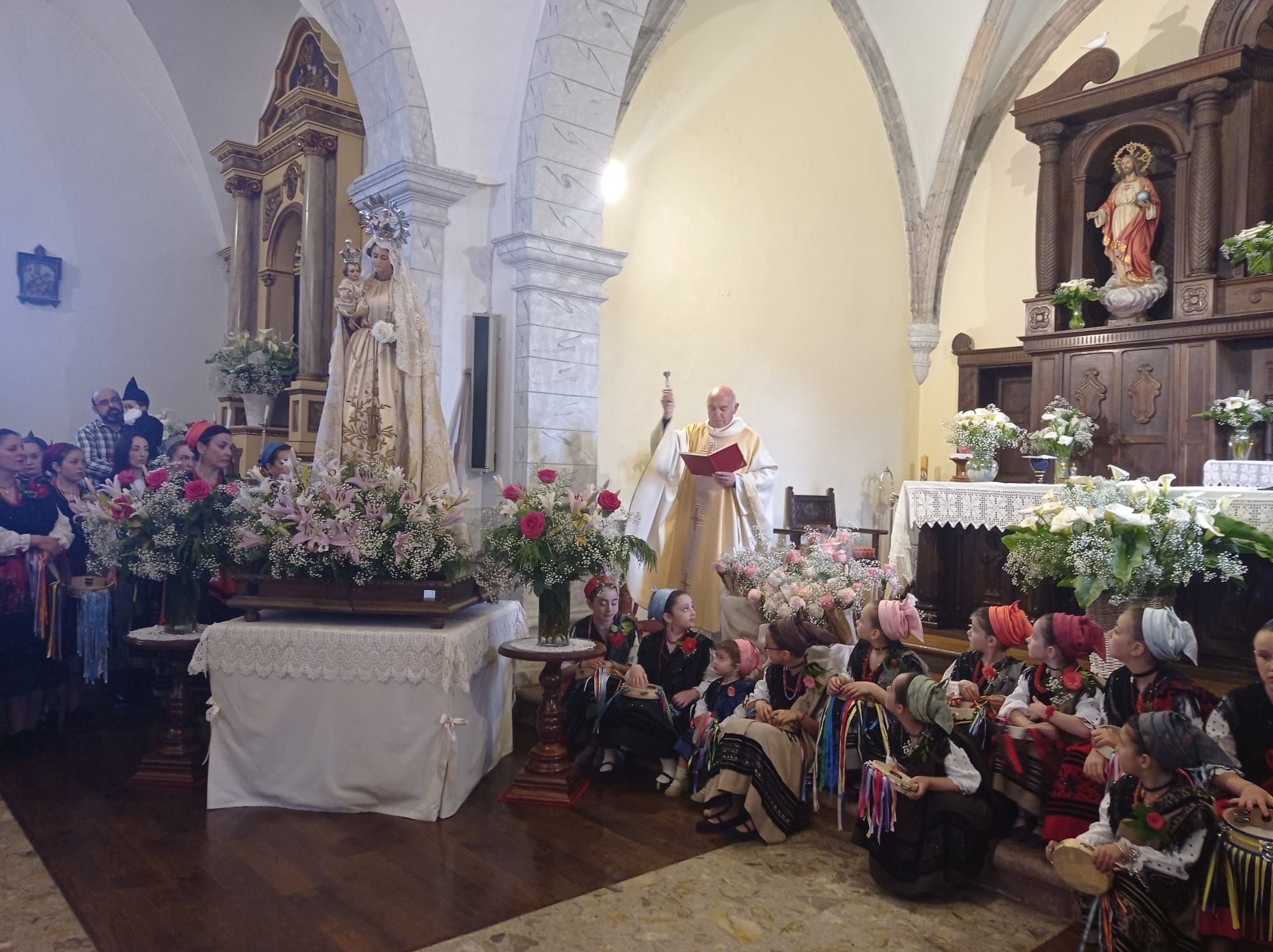 Un centenar de rosas para los llaniscos de la parroquia de Pría en la fiesta de la Virgen de la Flor