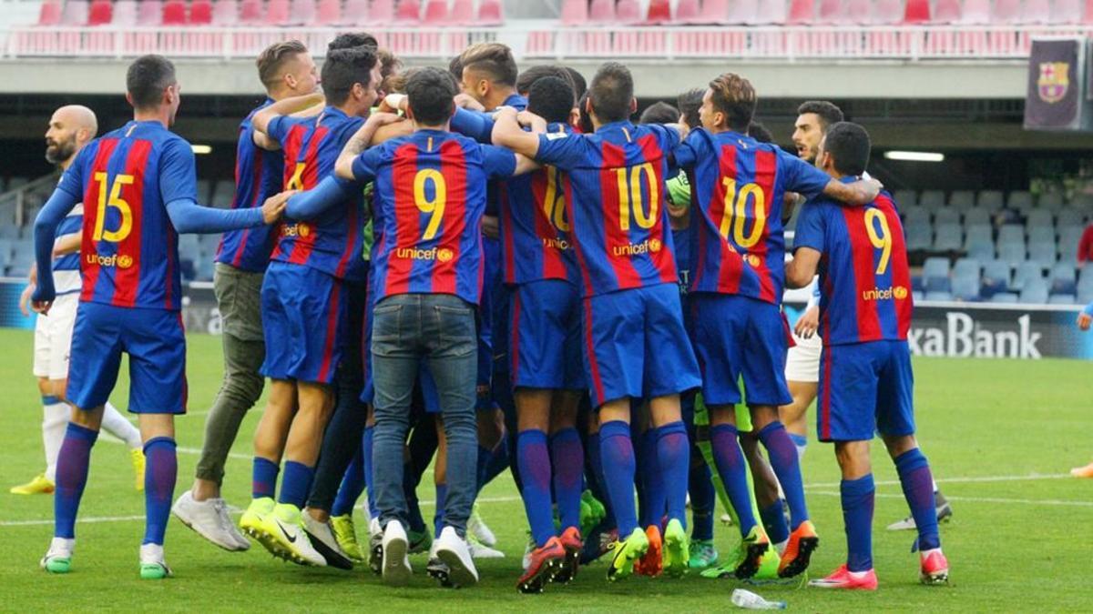 El Barcelona B celebró el título en el Mini Estadi tras ganar al Prat