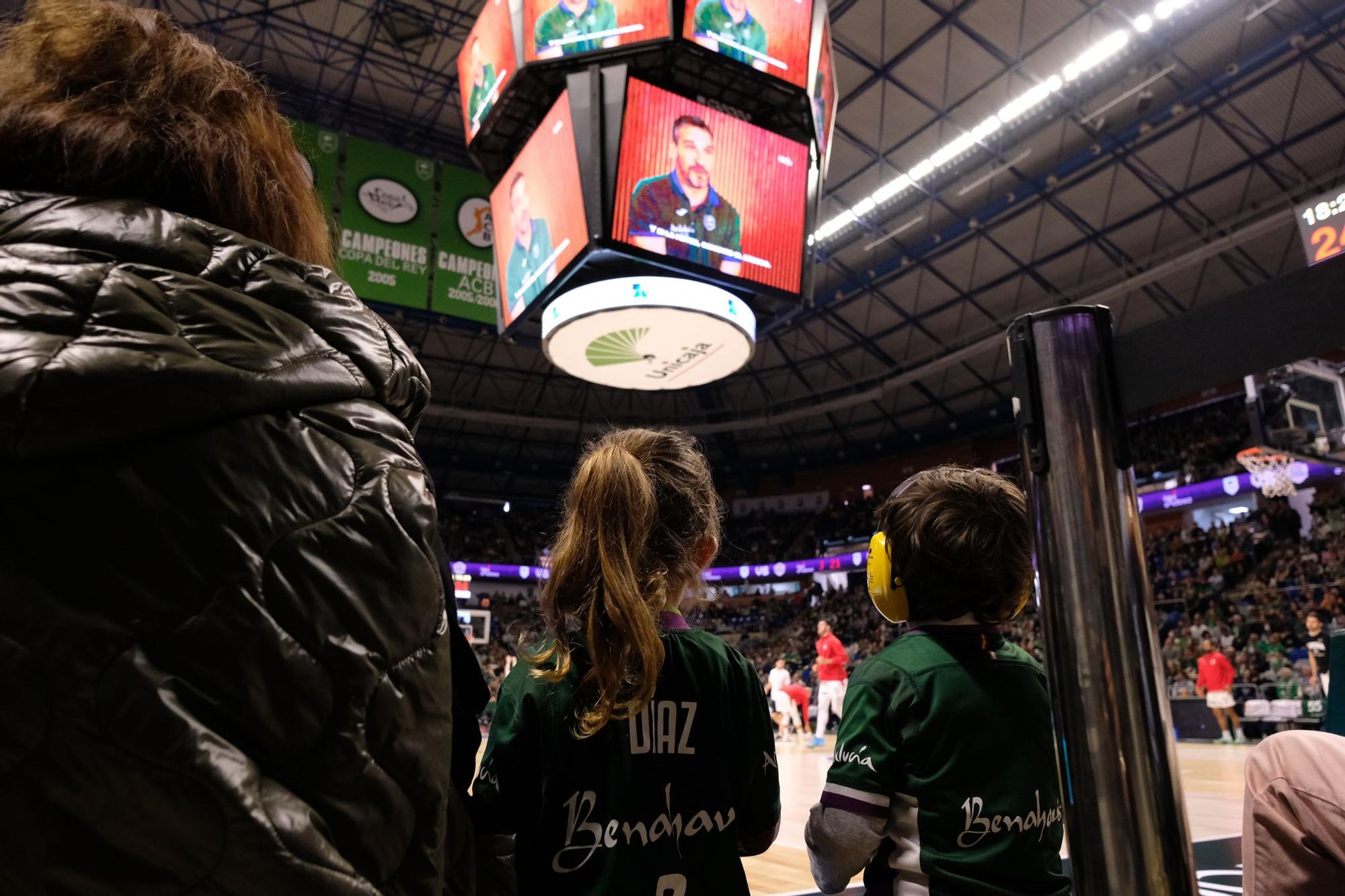 La afición celebra el título de Copa en la previa del Unicaja - Girona