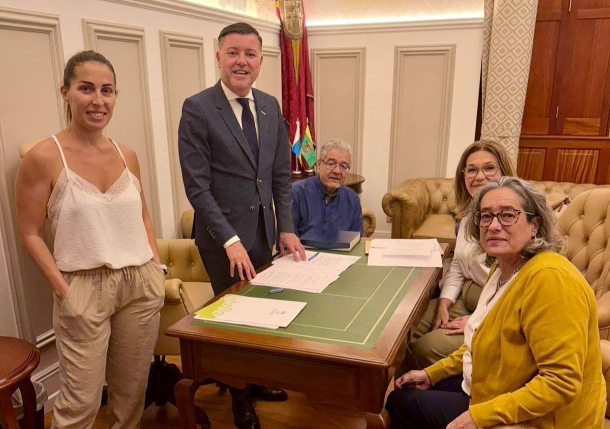 El alcalde Teodoro Sosa firma la compra de solares en Barrial.