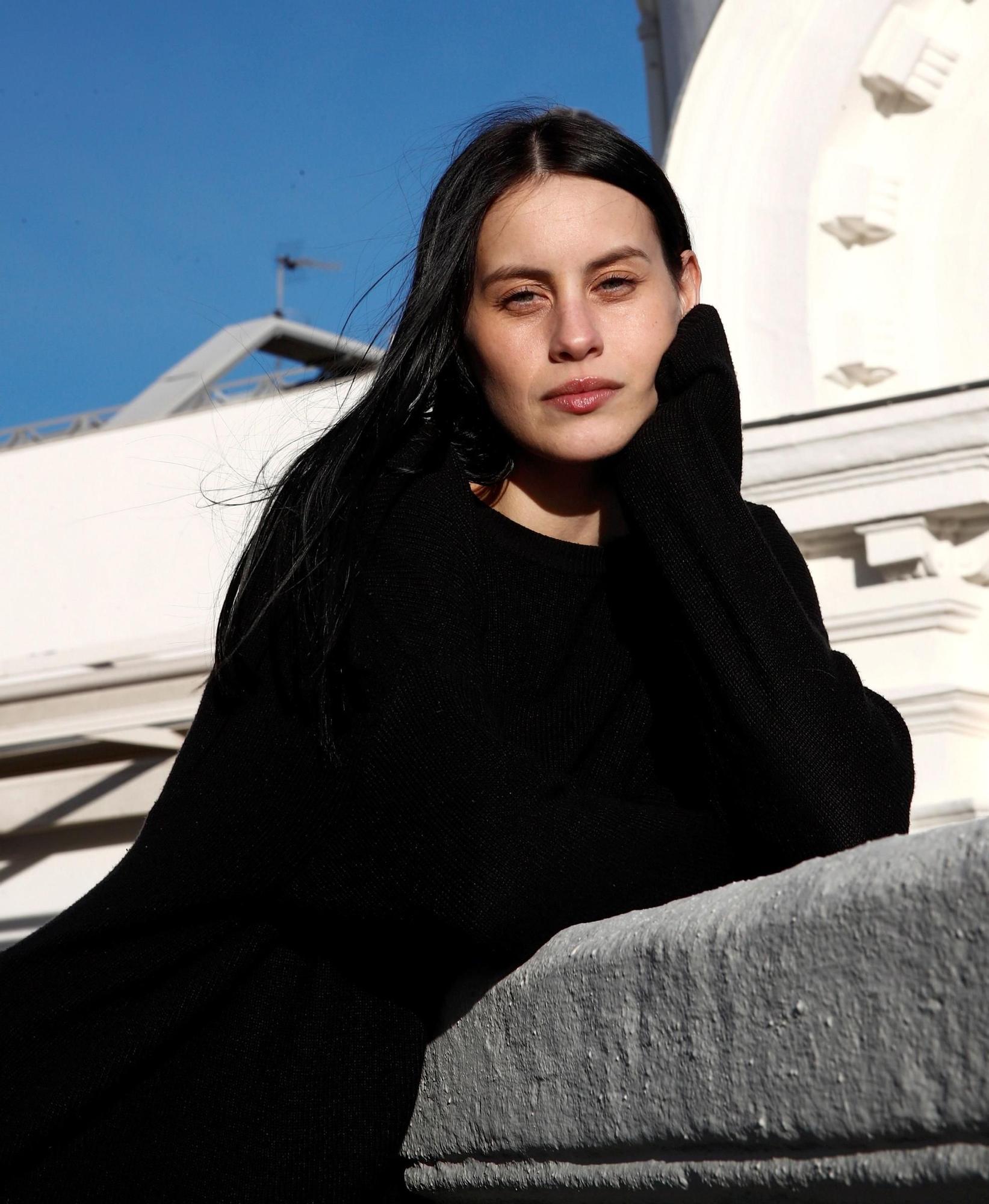 Milena Smit en una terraza de Madrid.