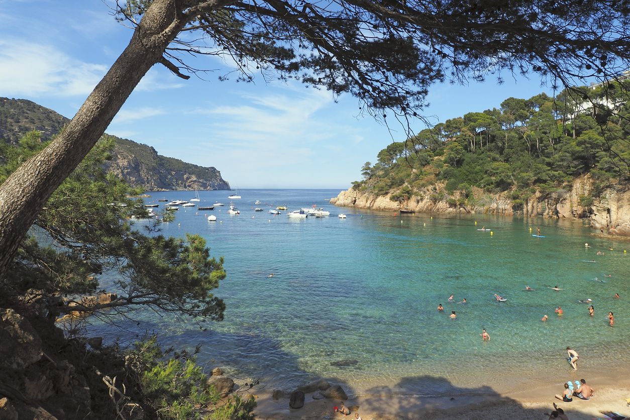 Otra de las calas en las que te fascinarás con el atardecer de Mallorca.