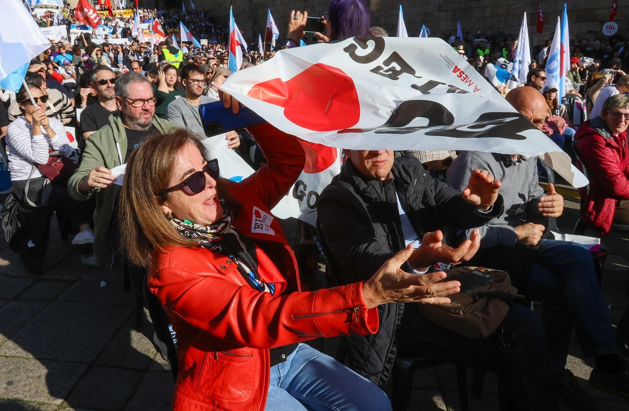 Masiva concentración en Santiago pola defensa do galego