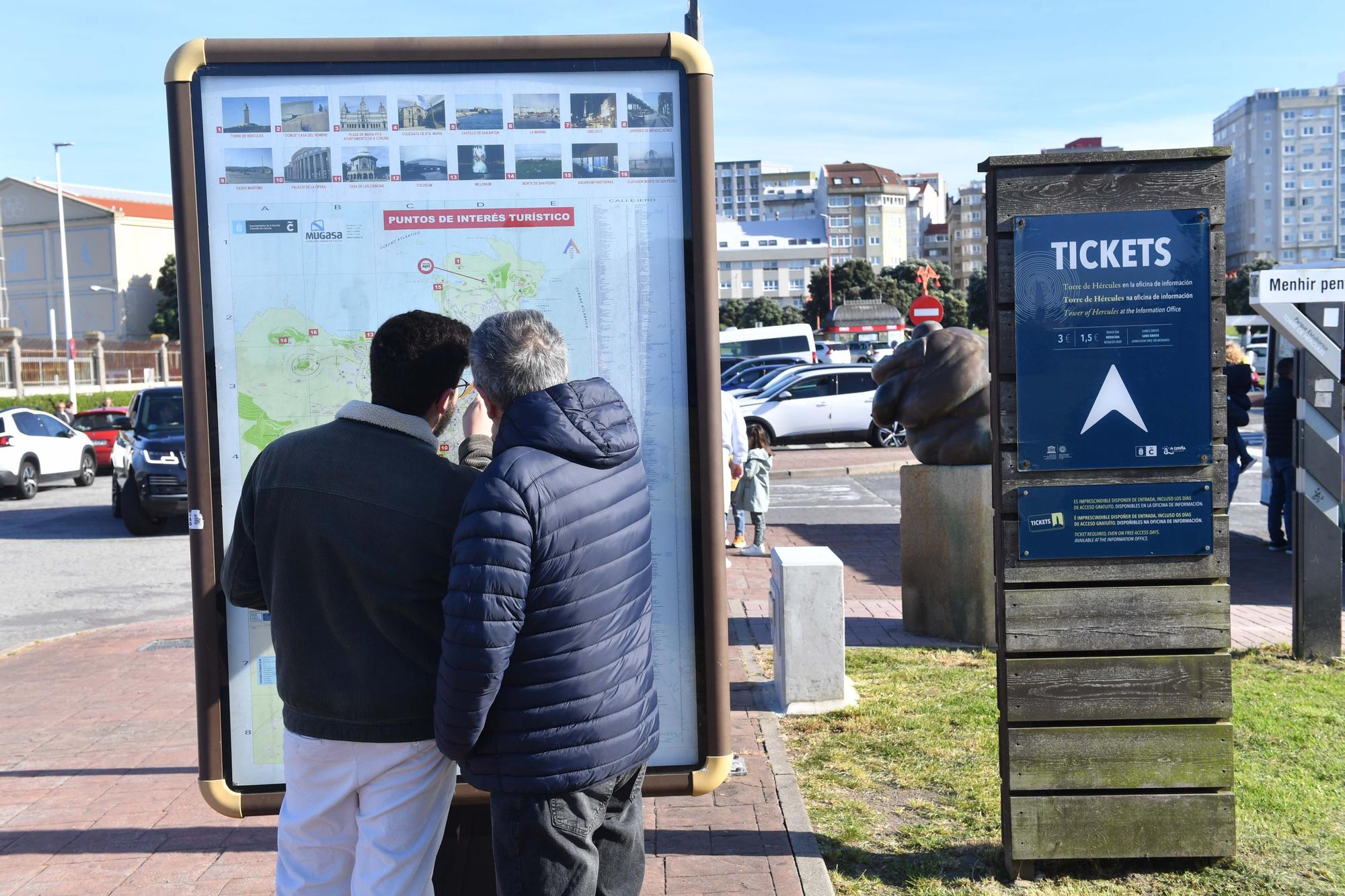 Semana Santa en A Coruña: turistas en la Torre de Hércules