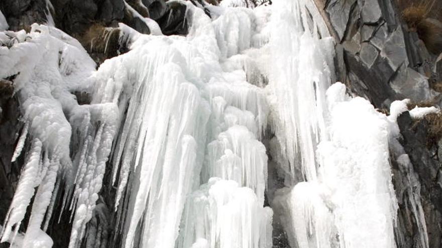 Carámbanos de hielo en la carretera A-139 en las cercanías de Benasque, en Huesca.