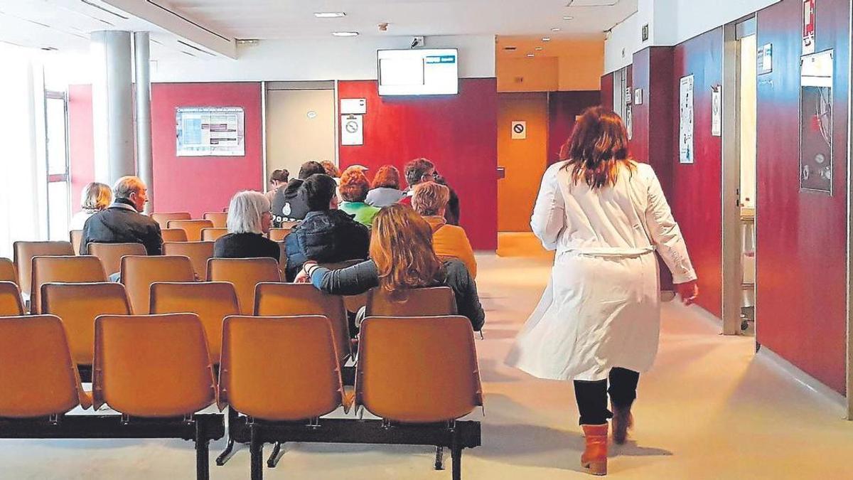 Una sanitaria entra en la sala de espera de un centro de salud. Las incapacidades permanentes marcan máximos en la provincia.