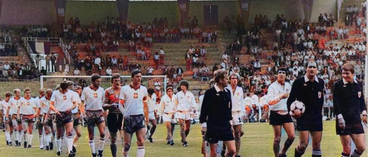 Polonia e Italia saltan a Balaídos en el partido
inaugural del Mundial 82 en Vigo.   | // MAGAR