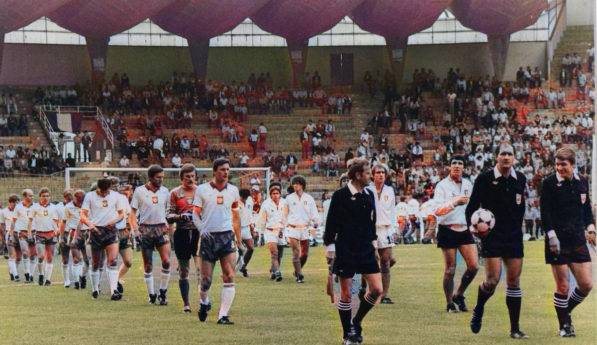 Polonia e Italia saltan a Balaídos en el partido
inaugural del Mundial 82 en Vigo. | // MAGAR
