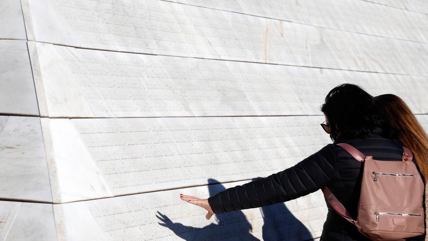 Homenaje a los represaliados durante la Guerra Civil y la dictadura franquista, en el cementerio de San Rafael