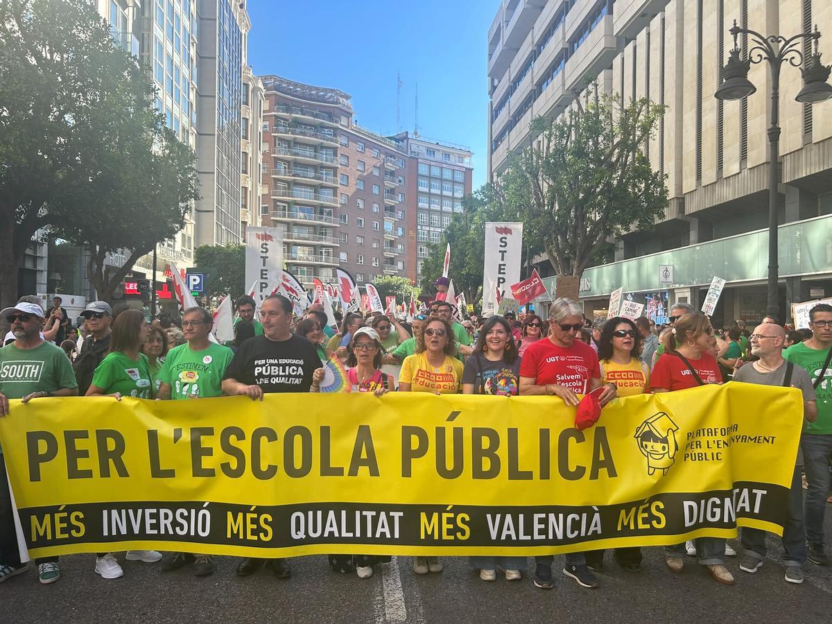 Familias, directores y Escola Valenciana acompañan a los sindicatos