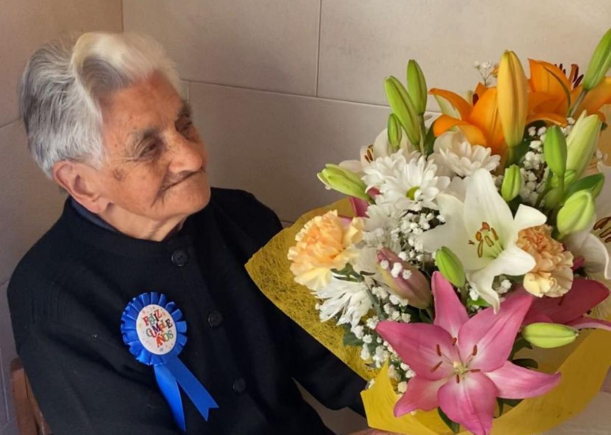 Ana María con el ramo de flores que le regalaron hoy por su cumpleaños.