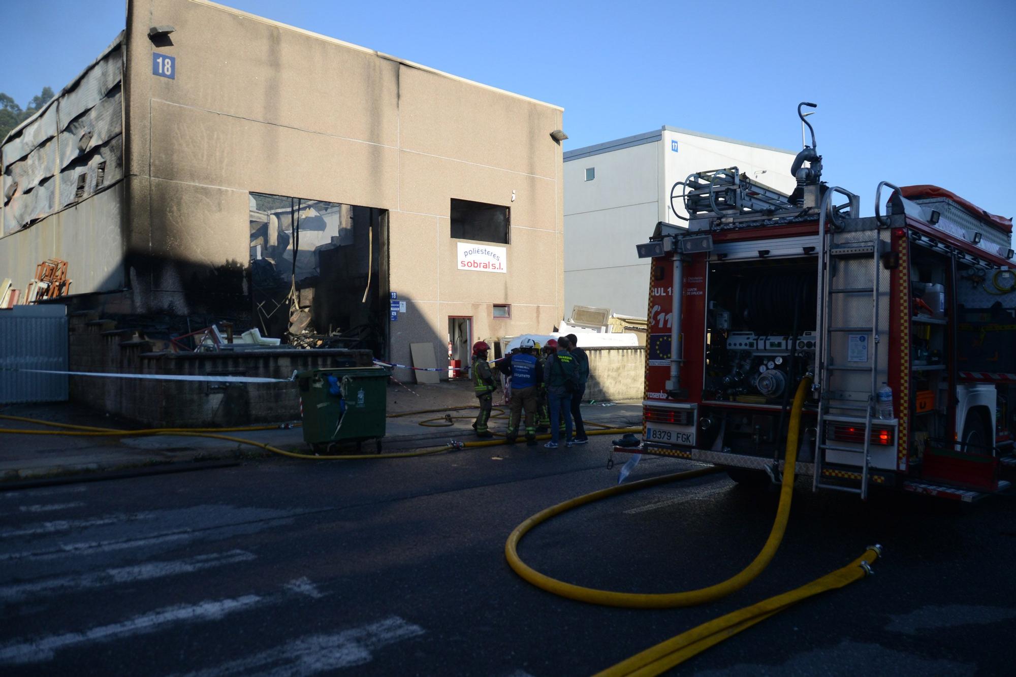 El incendio en una fábrica del polígono de Castiñeiras, en Bueu (I)