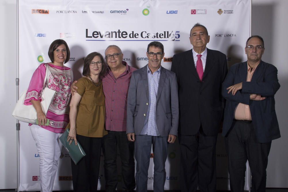 Rosa Agost, decana de la facultad de Ciencias Humanas y Sociales de la UJI; Nuria Orda;Antoni Valesa, coordinador del Paraninf de la UJI; el académico de la AVL, Lluís Meseguer; Armando Alegre, y el humorista gráfico, Joan Monatañés "Xipell"