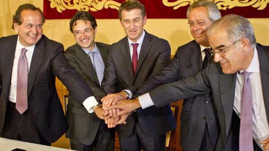 De izquierda a derecha, el presidente de Navantia, José Manuel Revuelta; José Manuel Carrera, Feijóo, Ramón Aguirre y José García Costas, tras la firma del contrato de los dos buques hotel. // Óscar Corral