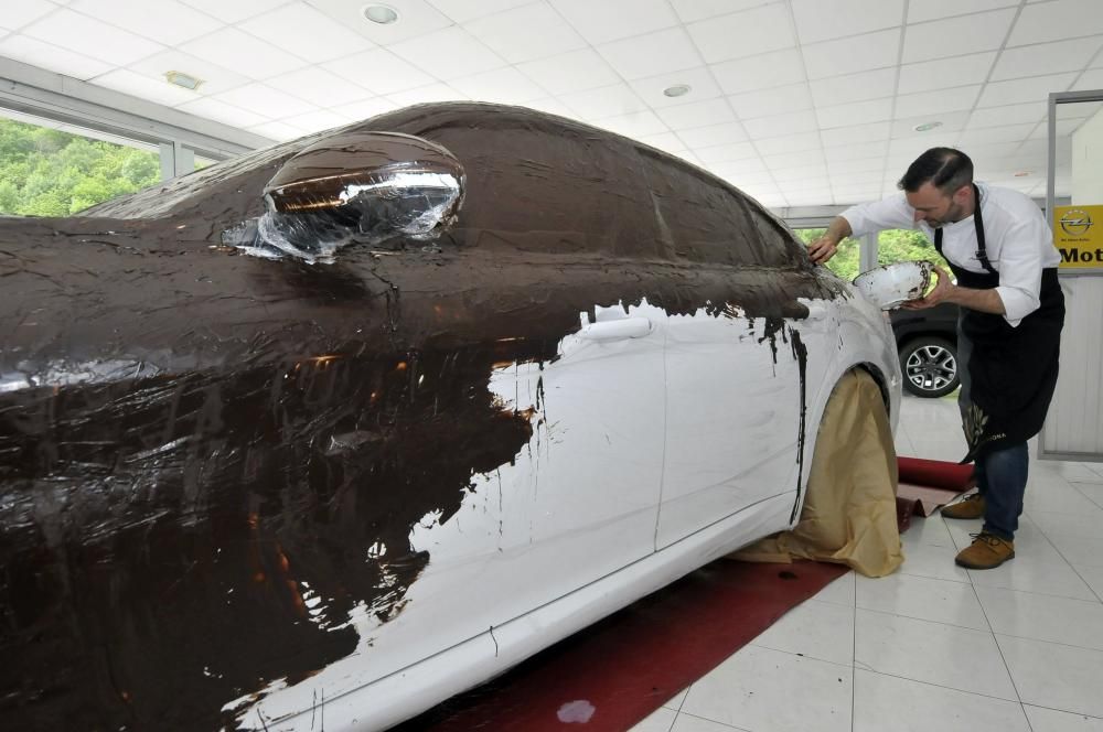 El pastelero Toño Argüelles cubre de chocolate un coche