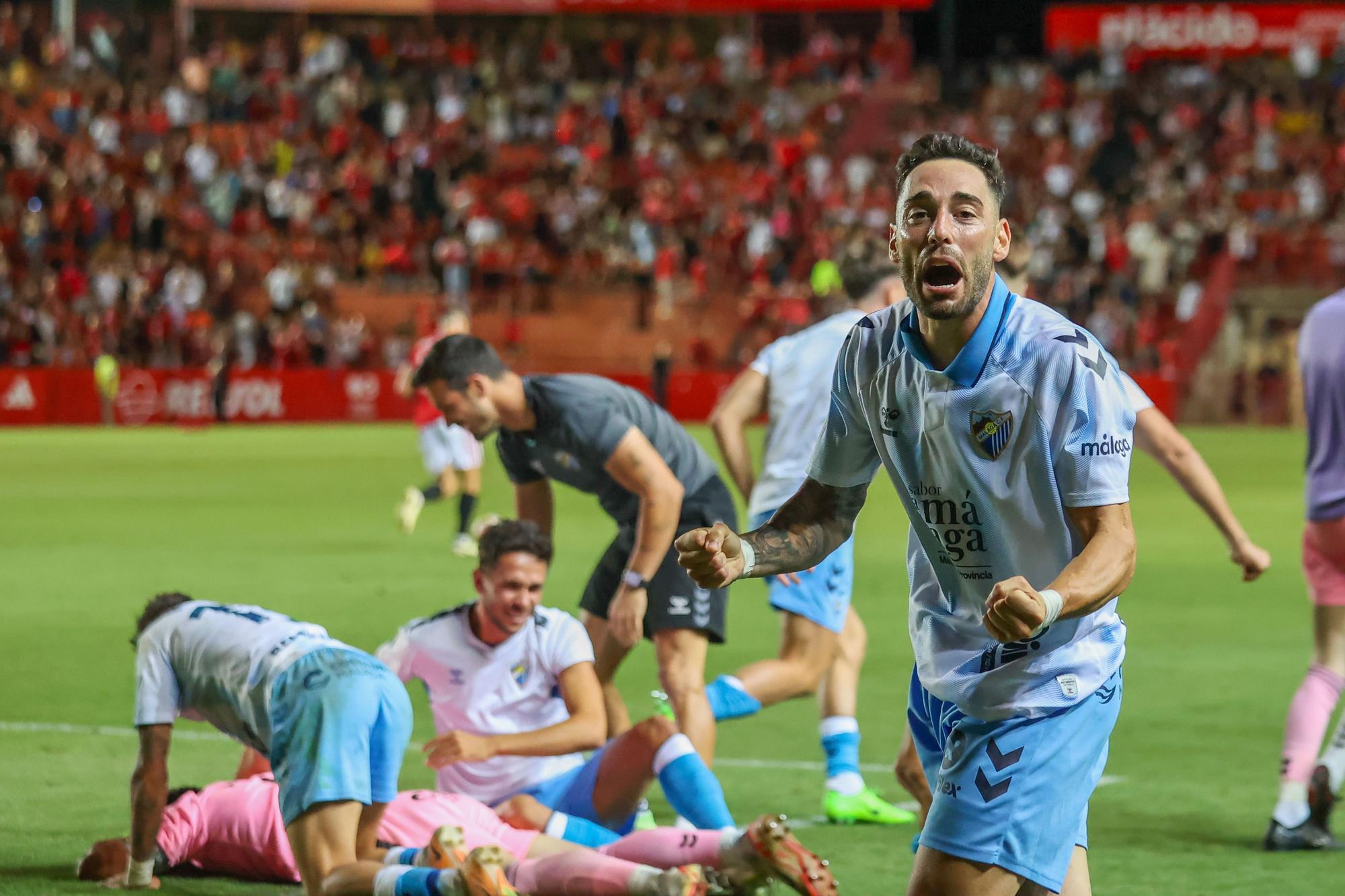 Celebración emotiva de los jugadores del Málaga CF tras conseguir un empate in extremis ante el Nástic en Tarragona