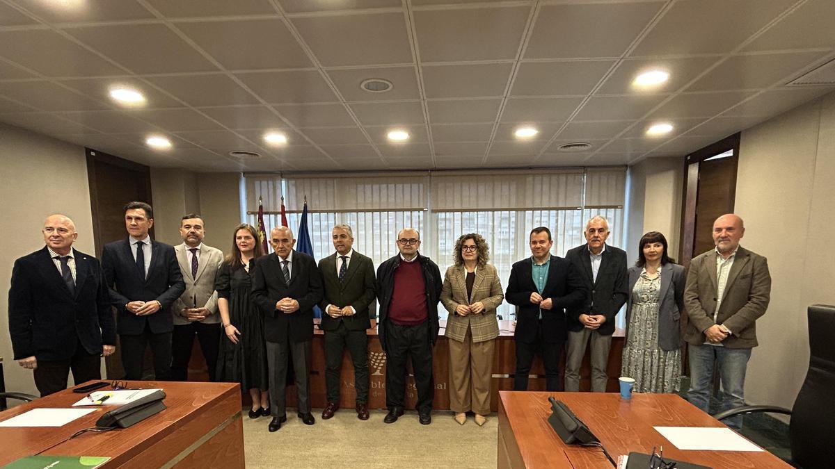 Francisco Cabezas (en el centro), junto con los diputados que integran la Comisión Especial de Estudio sobre la situación del Trasvase Tajo-Segura.