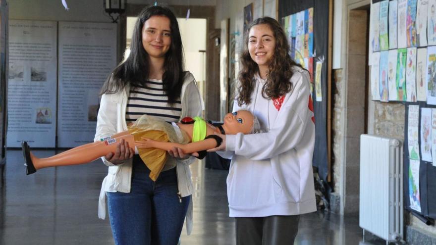Las alumnas de Bachillerato Internacional, María Lama (i) y Pilar Jorge con la muñeca realizada este año