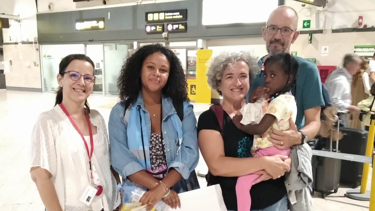 Yinka, con sus madre y voluntarios del proyecto, en el aeropuerto.