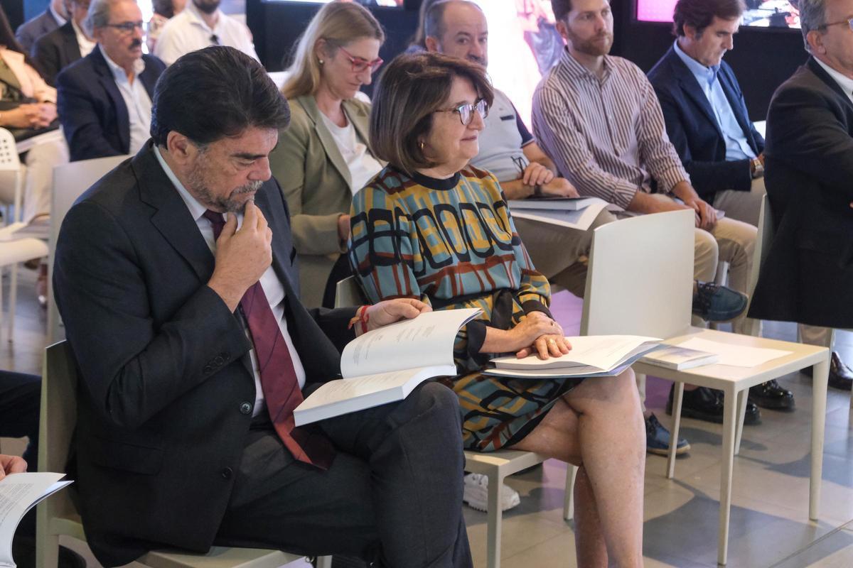 El alcalde de Alicante, Luis Barcala, con la rectora de la Universidad de Alicante, Amparo Navarro durante la presentación.