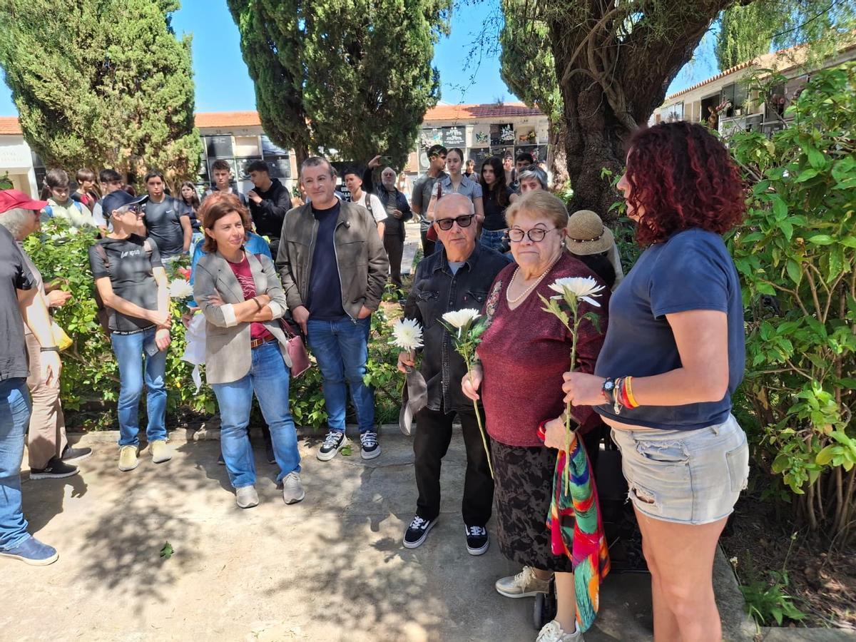 Los familiares, antes de depositar los claveles blancos