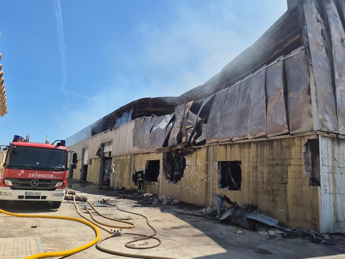 Un incendio destruye dos naves industriales en el polígono de Binissalem Un incendio destruye dos naves industriales en el polígono de Binissalem