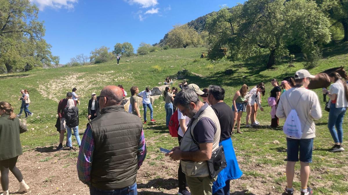 Alumnos participantes en el encuentro, durante una visita a una finca en Cabra.