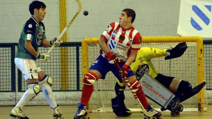 El liceísta Juan José López y el rojiblanco Gonzalo Pérez luchan por la bola delante de la portería defendida por Xavi Malián. / víctor echave